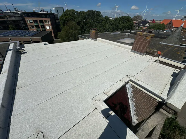 Witte dakbedekking door DB Dakwerken
